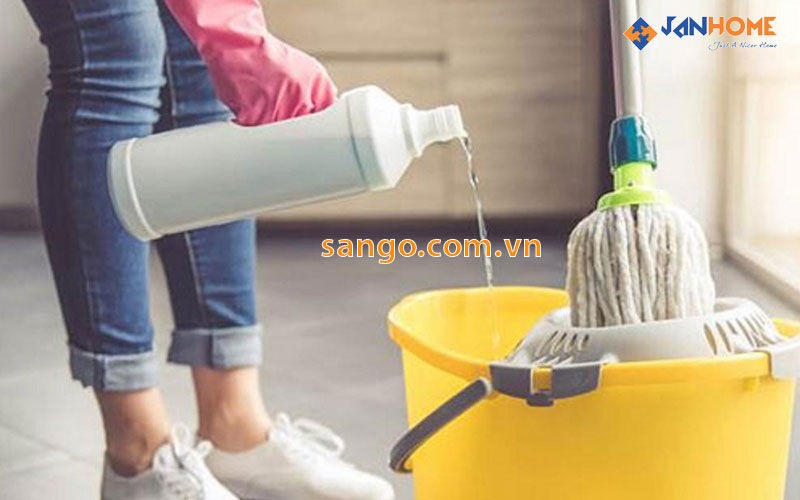 Lau sàn gỗ công nghiệp bằng nước nóng sàn sẽ sạch hơn